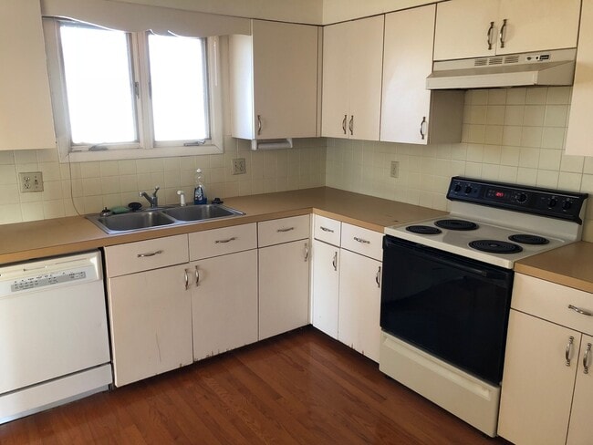 Building Photo - 4-Bedroom, 2-Bath in Normal