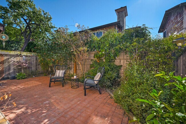 Building Photo - Bright & Spacious Townhouse in Gated Commu...