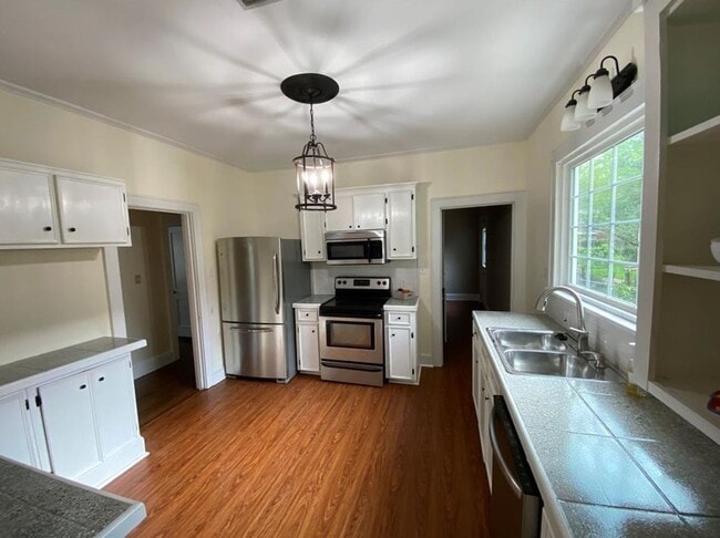 Building Photo - *BEAUTIFUL SOUTH HIGHLANDS HOME*