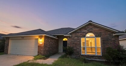 Building Photo - 7810 Hawthorn