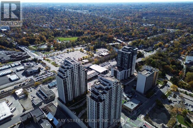 Photo du bâtiment - 330 Ridout St N
