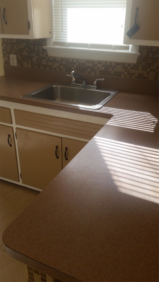 Foto del edificio - 596 E 305th St