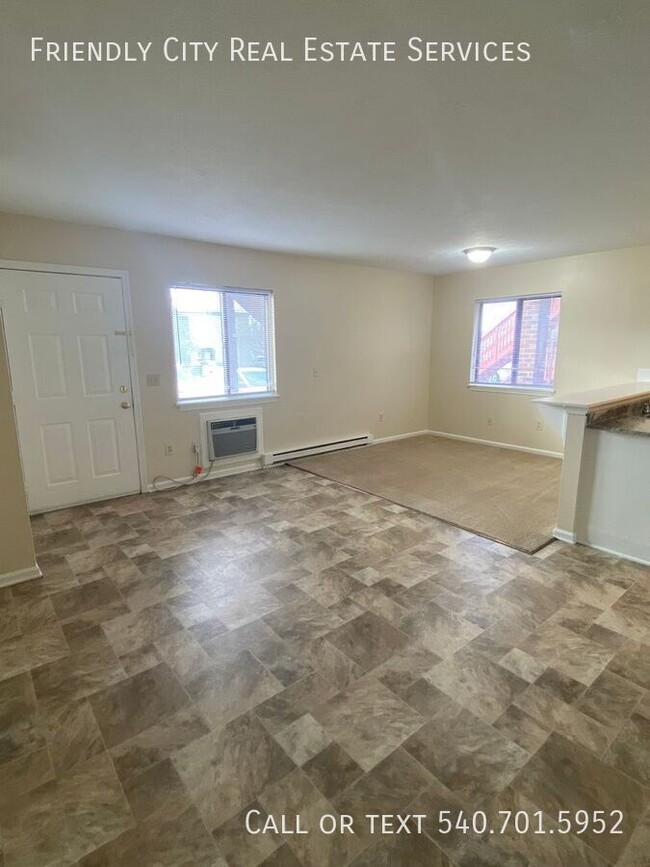 Building Photo - Spacious 2 bedroom, 1.5 bath ground floor ...