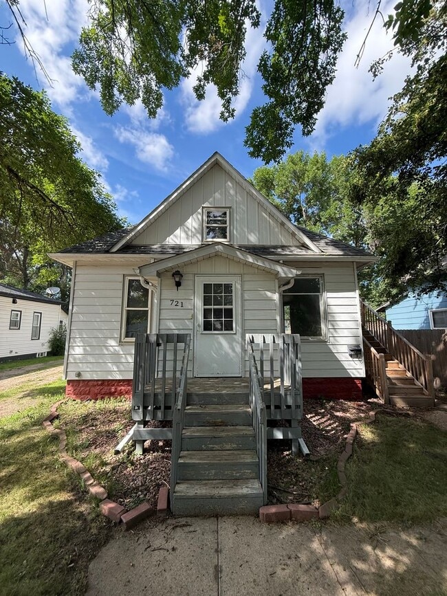 Building Photo - 721 E Kemp Ave