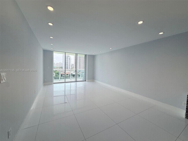 Foto del edificio - 19390 Collins Ave