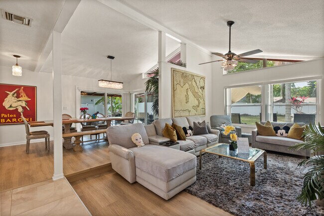 Foto del edificio - 4760 Lake Cecile Dr