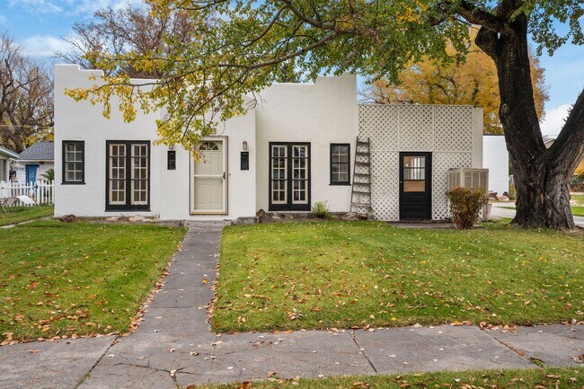 Building Photo - Charming 4 bedroom home Accross from city ...