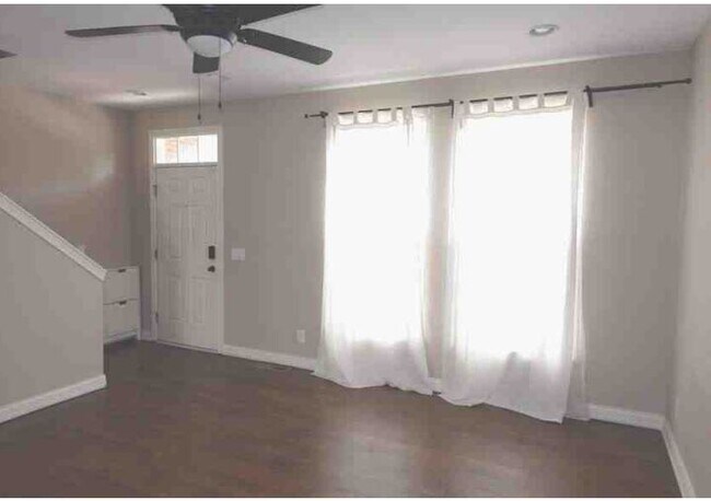 Living room - 201 E Rochelle St