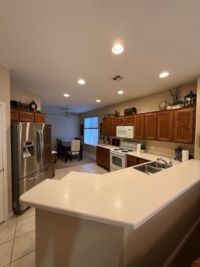 Building Photo - Furnished - Temporary Housing - 2Bedrrom +...