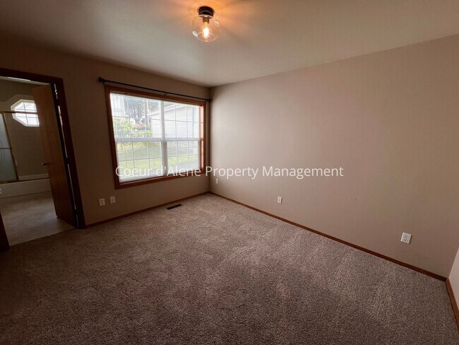 Foto del edificio - 8233 N Ridgewood Dr