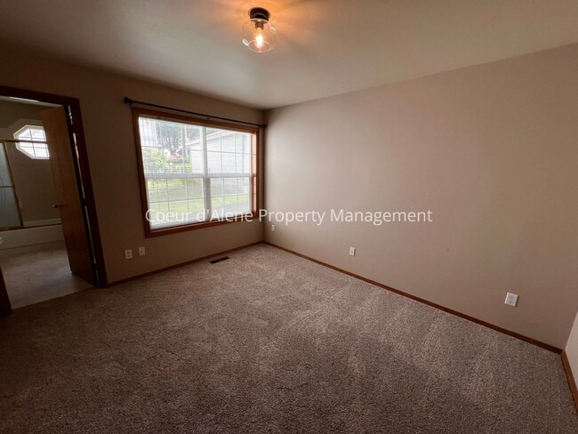 Building Photo - 8233 N Ridgewood Dr