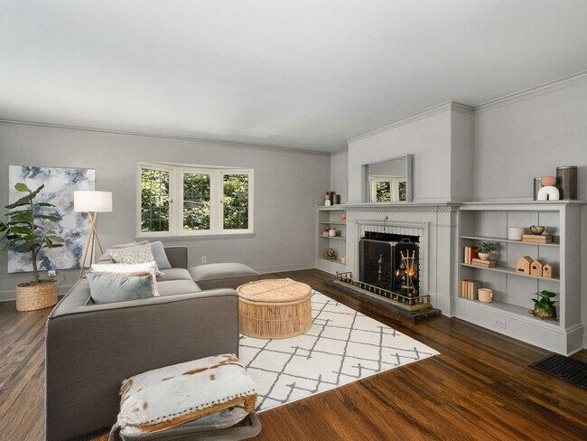 Foto del edificio - Gorgeous Victorian Home Ready to Rent! Hug...