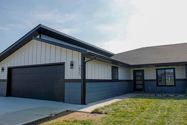 Building Photo - 2021 Lucerne Ave