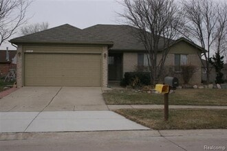 Building Photo - 2081 Newburgh Dr