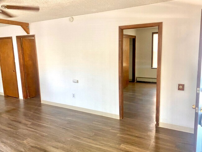 Building Photo - Charming 2 Bedroom, Next to Everything Gol...