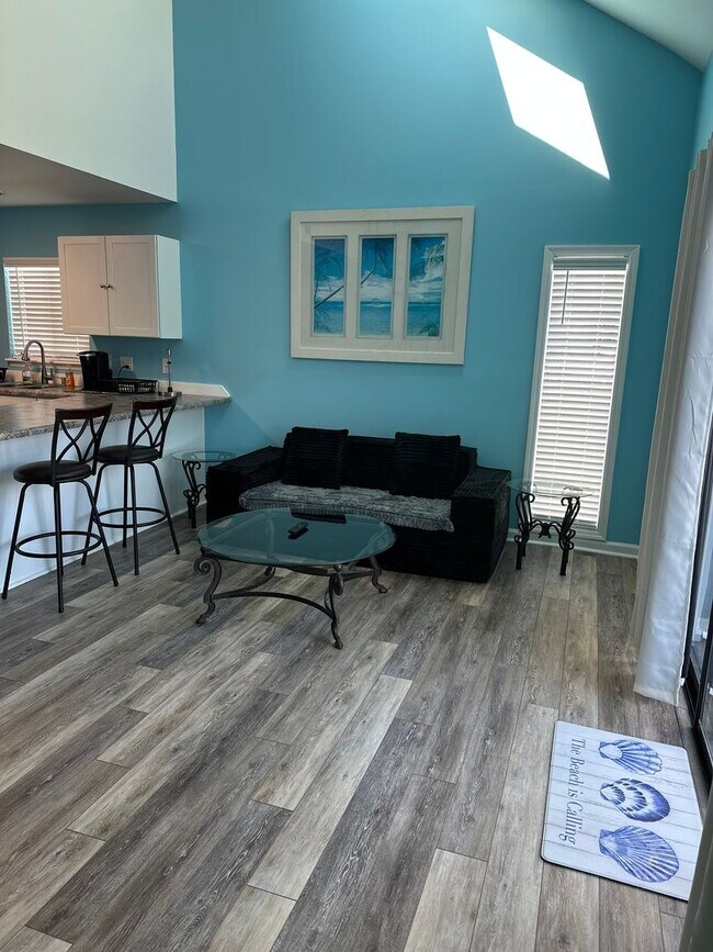 Foto del edificio - Fully furnished condo minutes from the beach!