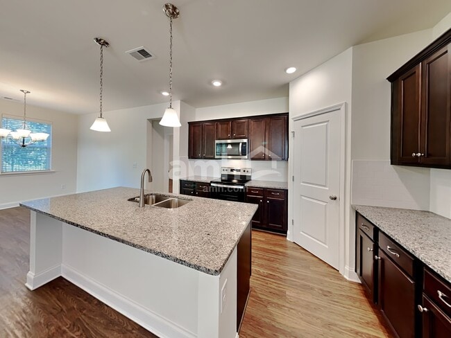 Building Photo - 513 Slew Dr