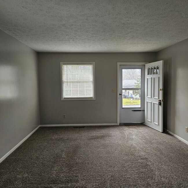 Building Photo - 2 Bedroom Townhouse