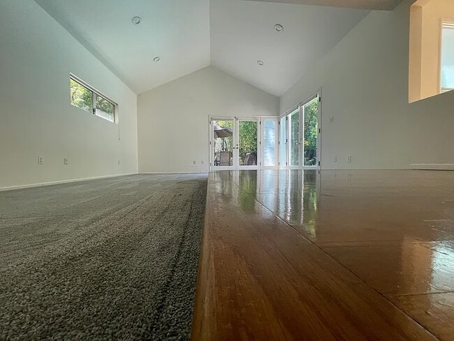 Den - 4717 Cedros Ave