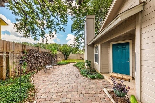 Building Photo - 3010 Red Bay Dr