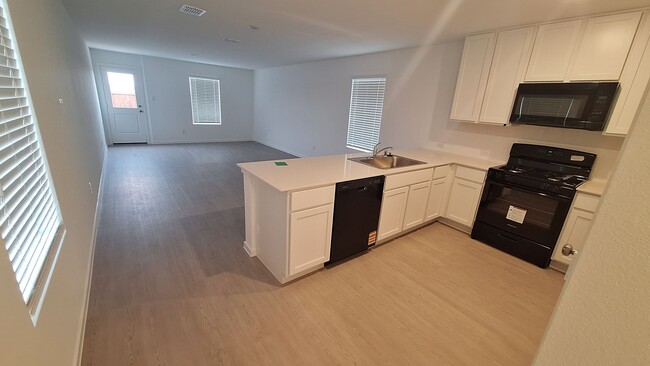 Building Photo - Townhome features 4 bedrooms and 2.5 bathr...