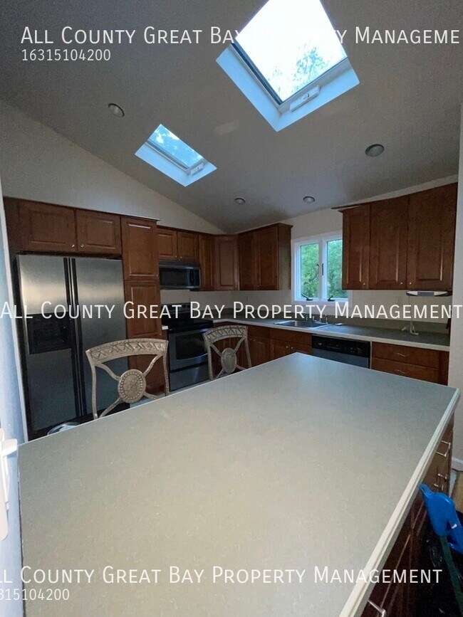 Building Photo - Lovely 5 Bedroom 2.5 Bathroom House with B...