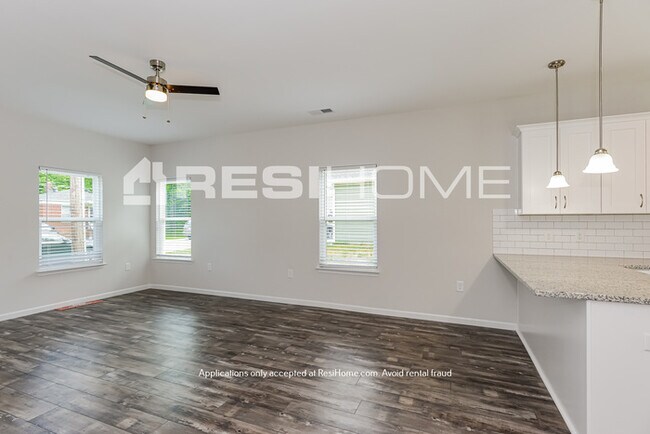 Foto del edificio - NEWLY RENOVATED HOME--ONE MONTH FREE!!