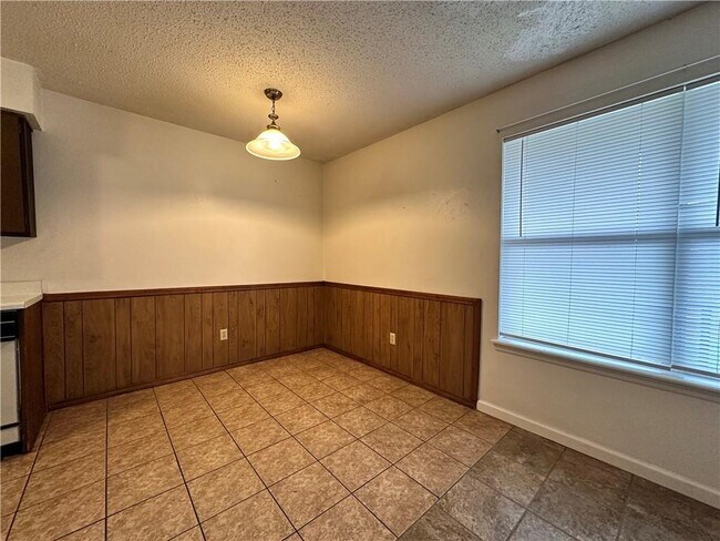 Building Photo - 1211 W Sunset Dr