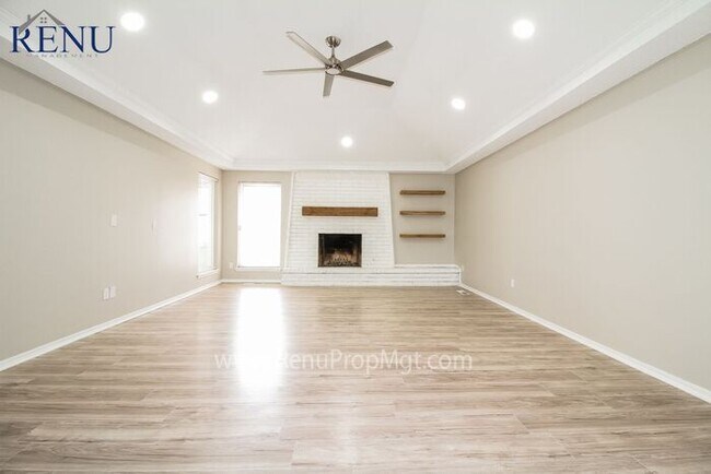 Building Photo - Available Now! 3 Beds & 2 Baths!