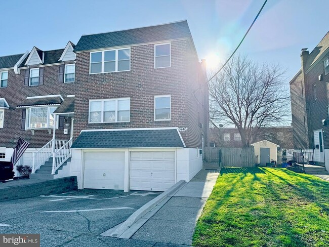 Building Photo - 3746 Genesee Dr