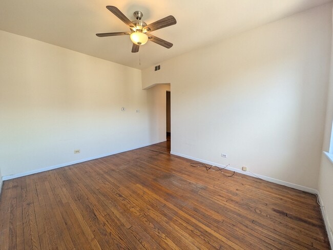 Building Photo - 3147 W Medill Ave