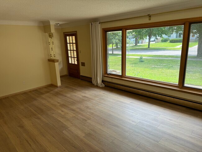 Living Room - 993 Hyacinth Ave E