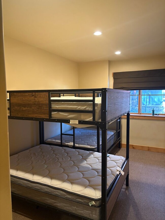 Foto del edificio - Beautiful Furnished Townhome with infared ...