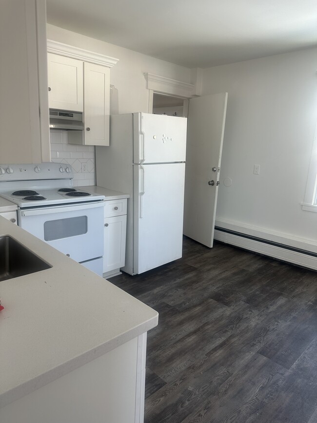 Building Photo - 125 Harwinton Ave