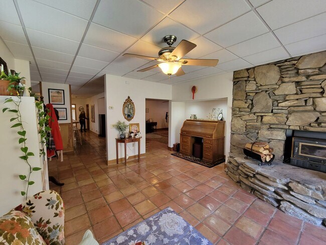 Building Photo - Unique 1 Bedroom Apartment with All Utilit...