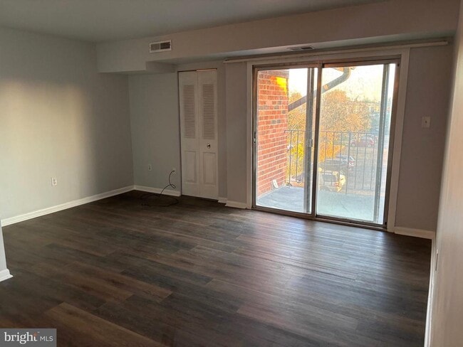 Building Photo - 9 DOVER HALL