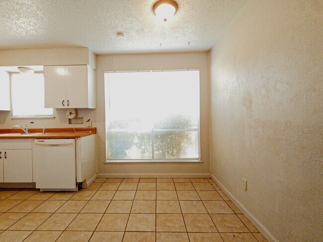 Building Photo - Charming 3-Bedroom Home with Hardwood Floo...