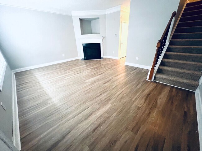 Foto del edificio - RENOVATED SPACIOUS 3bd / 2.5bath TOWNHOME