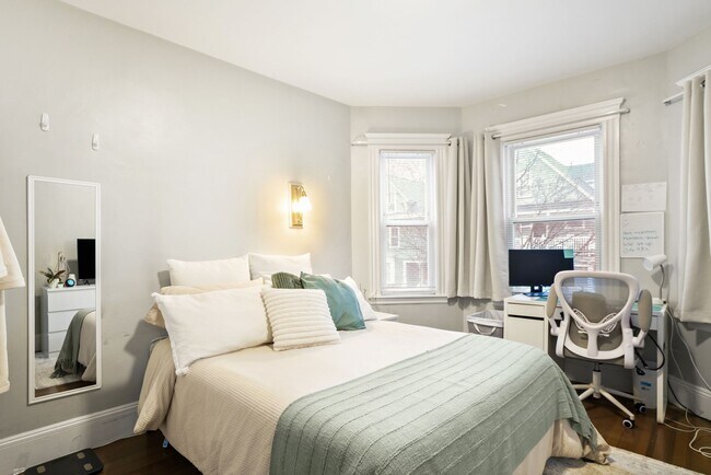 Building Photo - 17 Howes St