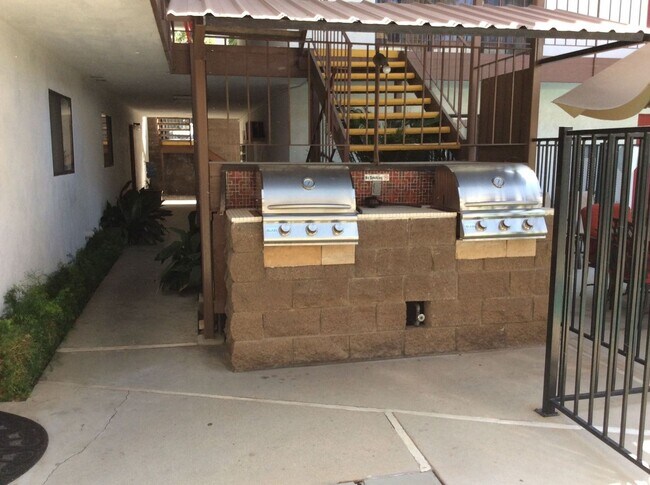 Foto del edificio - Spacious 1 Bedroom 1 Bathroom First Floor Corner Unit - Prime Canyon Crest Location!!