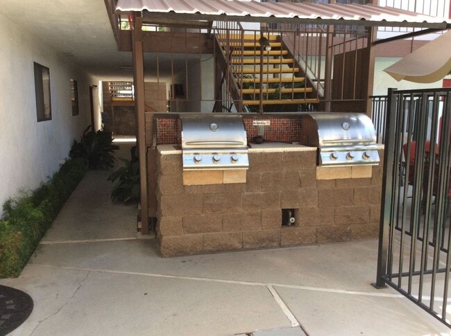 Building Photo - Spacious 1 Bedroom 1 Bathroom First Floor Corner Unit - Prime Canyon Crest Location!!