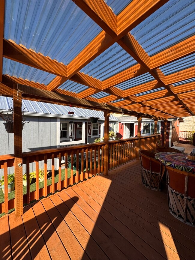 Large covered deck - 11 Pond Ln