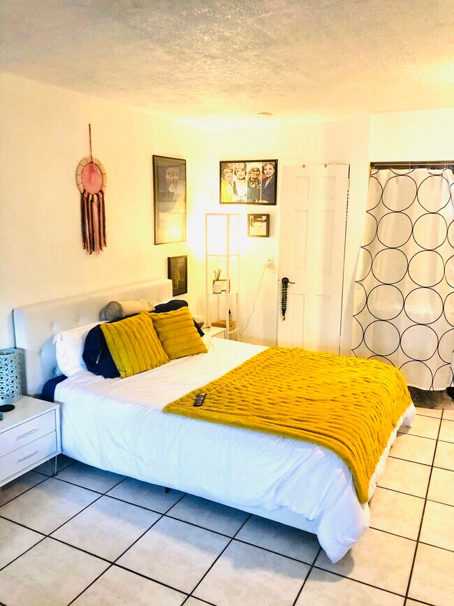 Área del dormitorio - 220 Meridian Ave