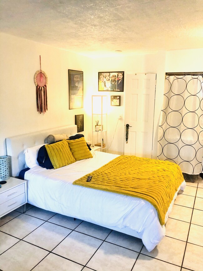 Bedroom area - 220 Meridian Ave