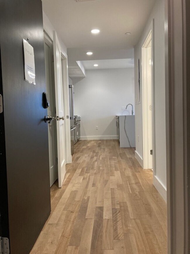 Foto del edificio - 2BR 2Bth unit. Great location! Easy access to Mass Pike. Laundry IN UNIT!