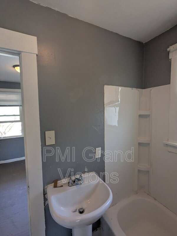 Building Photo - 645 W Sawyer St