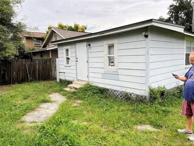 Building Photo - 812 Colyer St