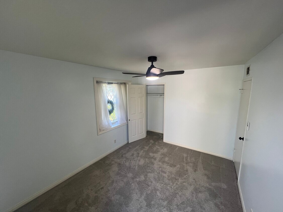 Building Photo - 10927 Woodley Ave