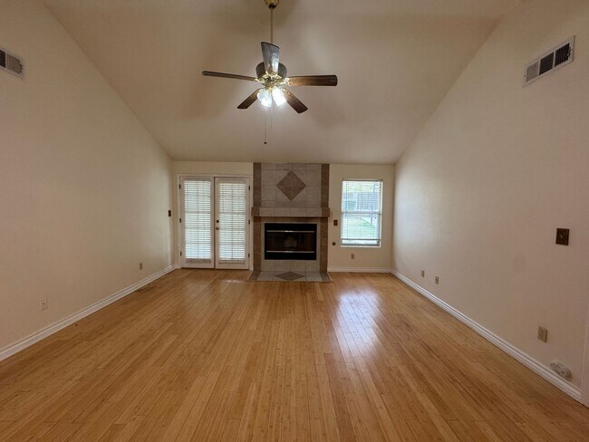 Foto del edificio - NE Bakersfield home with a sunroom!