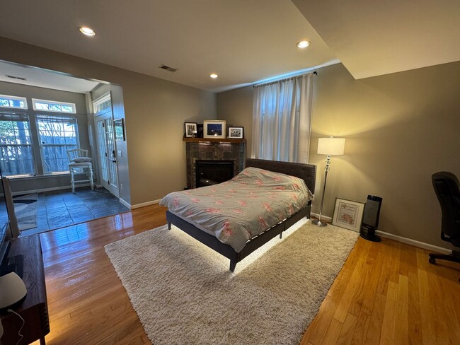 Building Photo - Gorgeous 3 Bed Bed 2/2 Bath End-Unit Townh...